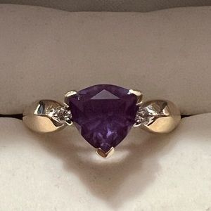 Women’s approx size 5, 14k gold, lab created alexandrite ring